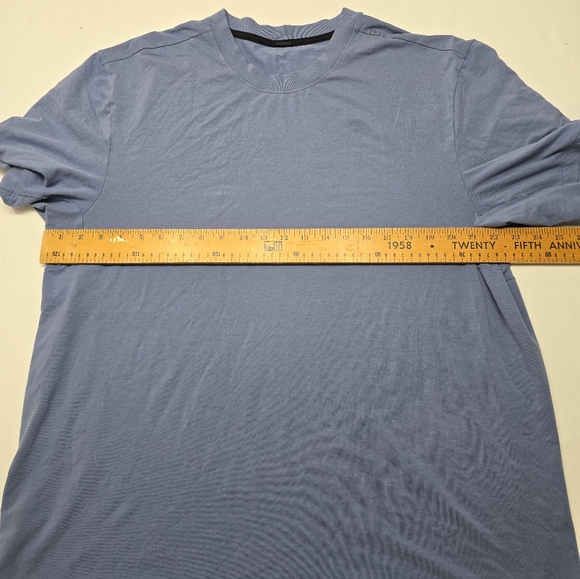 Lululemon Men's Blue T-Shirt - Picture 4 of 5